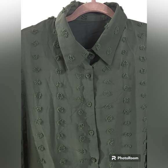 NWOT Green Dotted Collared Button Up Long Sleeve Blouse - Picture 2 of 5